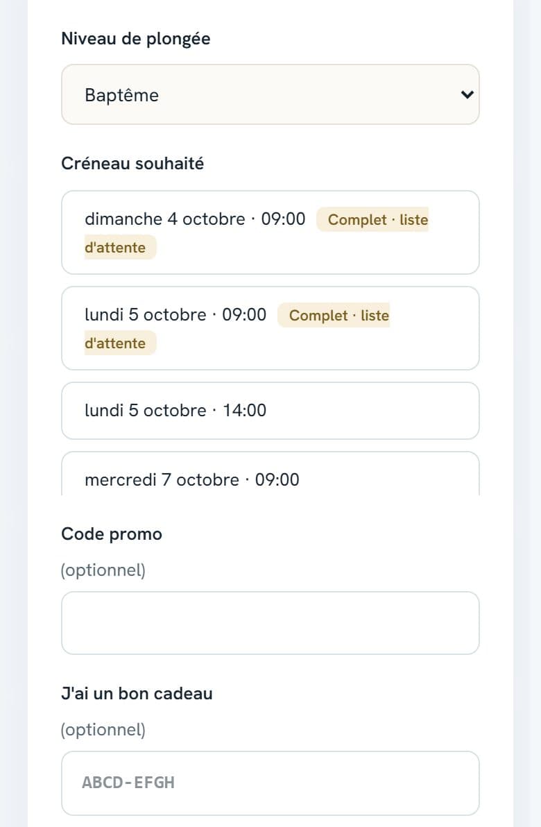 Page de réservation du club de démo sur téléphone : niveau, créneau souhaité, sorties complètes ouvertes en liste d'attente